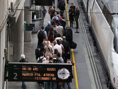 Viajeros comienzan a embarcar en Sevilla en el tren con destino a Madrid con casi tres horas de retraso, este lunes en la estación de Santa Justa. 
